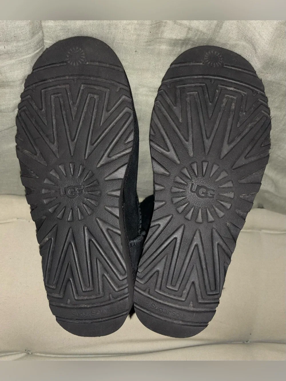 UGG Bailey Bow II Boots Black Sheepskin Satin Bow Women’s Size 7